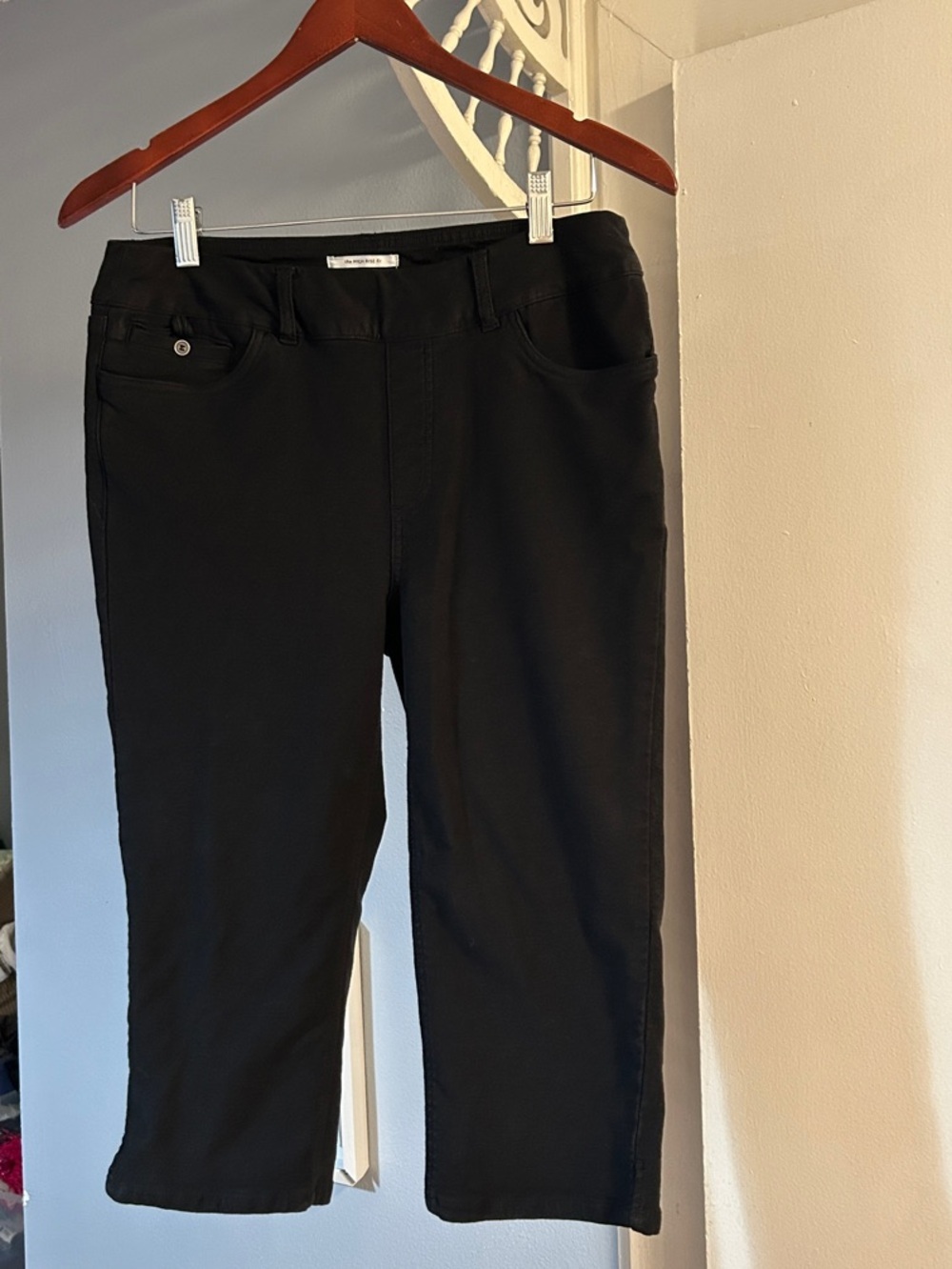 Westbound Women’s High Rise Fit Black Capri Cropped Pull On Jeans Size 6